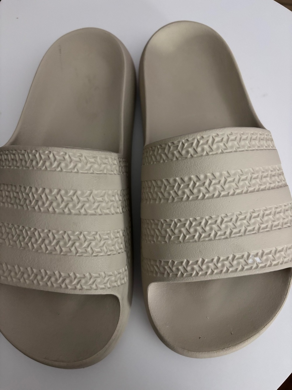 Adidas Adilette  ayoon slides
Size 8 K